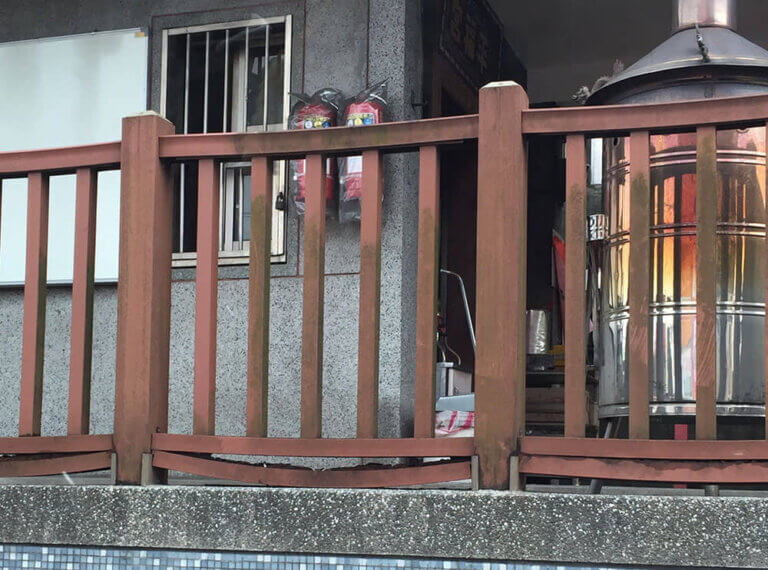 立柱間距很短的塑木欄杆,上下橫梁仍明顯變形